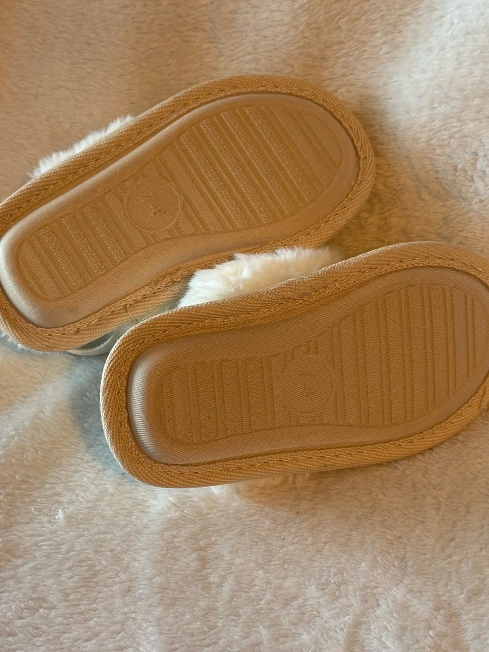 Cozy Cream Faux Fur Slip-On Slippers Holiday Girls‎ 7-8 New